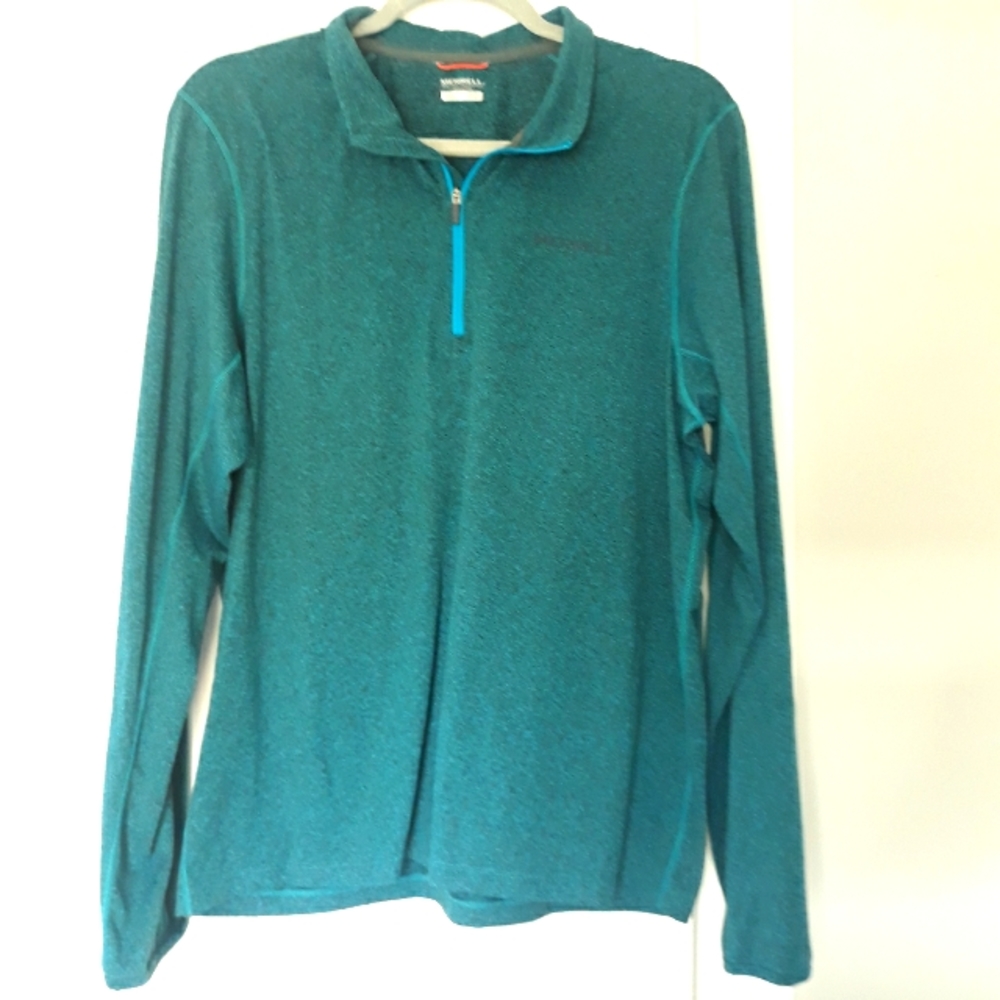 Womans merrel top size medium
